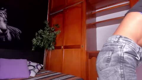 Snapshot of anahi__18 chatting on 09/16/25, 03:07 Anahi online show from 09/16/25, 03:07