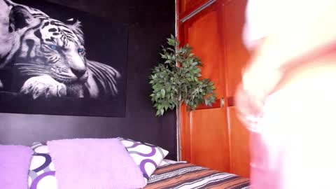 Snapshot of anahi__18 chatting on 10/17/25, 02:59 Anahi online show from 10/17/25, 02:59