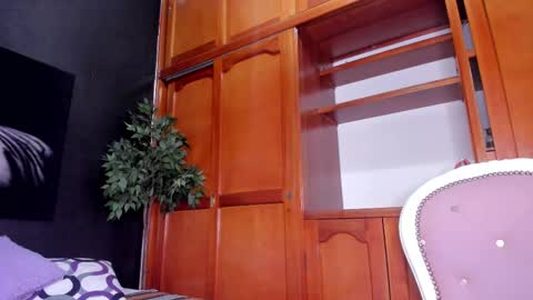 Snapshot of anahi__18 chatting on 10/26/25, 12:00 Anahi online show from 10/26/25, 12:00