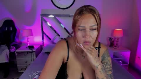 Snapshot of anahii_jones chatting on 12/01/25, 08:03 Anah Jones online show from 12/01/25, 08:03