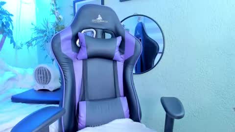 Snapshot of anapola_ chatting on 12/15/24, 11:23 ana online show from 12/15/24, 11:23