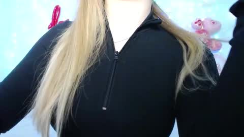 anastacyyellig online show from 02/18/25, 12:06