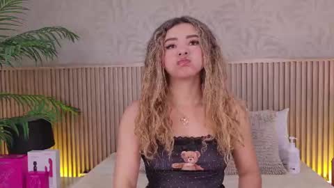 Mia online show from 07/09/26, 12:20