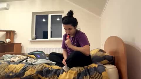 Snapshot of andrafendt chatting on 11/17/25, 02:34 Viola online show from 11/17/25, 02:34