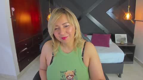 Snapshot of andre_soto_ chatting on 09/21/25, 03:52 A N D R E online show from 09/21/25, 03:52