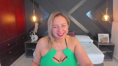 Snapshot of andre_soto_ chatting on 10/04/25, 02:53 A N D R E online show from 10/04/25, 02:53