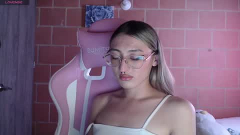 Snapshot of andrea_camila chatting on 09/10/25, 05:46 Andrea online show from 09/10/25, 05:46
