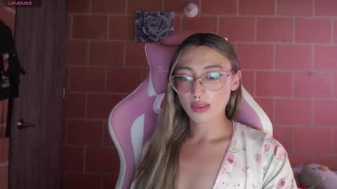 Andrea  online show from 10/11/25, 05:22