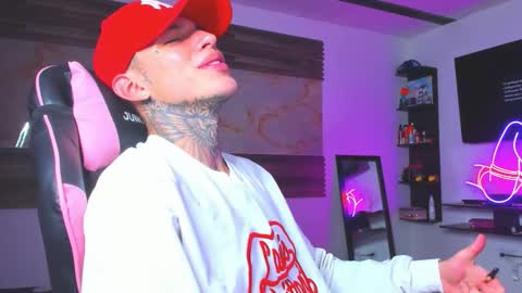 Snapshot of andrees_s chatting on 10/26/25, 11:31 andrees_s online show from 10/26/25, 11:31