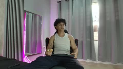 Snapshot of andres_cream chatting on 10/07/25, 12:35 andres_cream online show from 10/07/25, 12:35