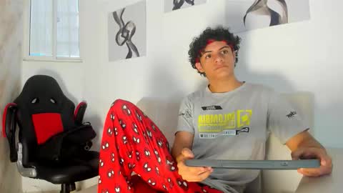 Snapshot of andres_cream chatting on 10/17/25, 12:30 andres_cream online show from 10/17/25, 12:30