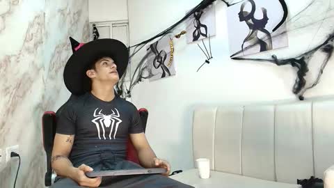 Snapshot of andres_cream chatting on 10/21/25, 12:39 andres_cream online show from 10/21/25, 12:39