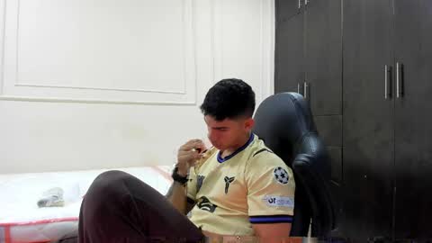 Snapshot of andres_stud chatting on 04/18/26, 04:27 andres_stud online show from 04/18/26, 04:27