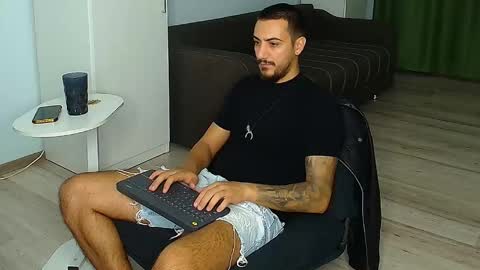 Snapshot of andrewbanner chatting on 09/22/25, 03:19 MasterRomania  online show from 09/22/25, 03:19