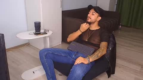 Snapshot of andrewbanner chatting on 09/23/25, 03:20 MasterRomania  online show from 09/23/25, 03:20