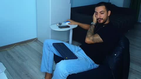 Snapshot of andrewbanner chatting on 09/25/25, 03:21 MasterRomania  online show from 09/25/25, 03:21