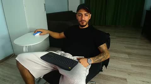 Snapshot of andrewbanner chatting on 09/30/25, 05:34 MasterRomania  online show from 09/30/25, 05:34