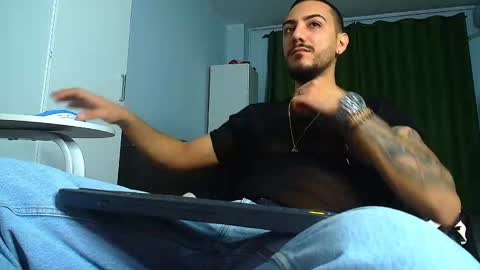 Snapshot of andrewbanner chatting on 10/04/25, 04:10 MasterRomania  online show from 10/04/25, 04:10