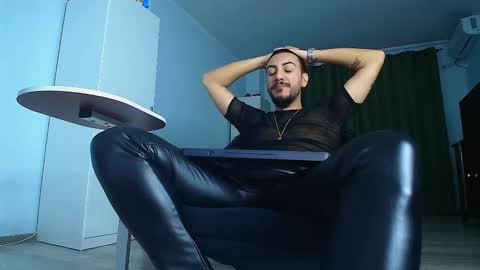 Snapshot of andrewbanner chatting on 10/11/25, 05:50 MasterRomania  online show from 10/11/25, 05:50