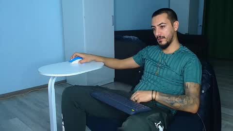 Snapshot of andrewbanner chatting on 10/13/25, 06:02 MasterRomania  online show from 10/13/25, 06:02