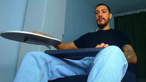 Snapshot of andrewbanner chatting on 10/14/25, 05:30 MasterRomania  online show from 10/14/25, 05:30