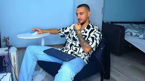 Snapshot of andrewbanner chatting on 10/17/25, 05:10 MasterRomania  online show from 10/17/25, 05:10