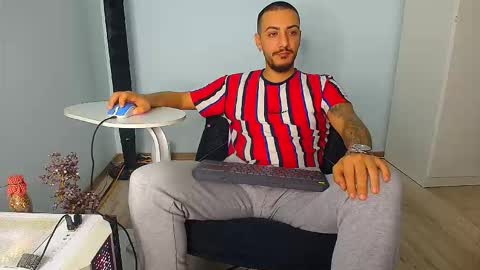 Snapshot of andrewbanner chatting on 10/23/25, 05:07 MasterRomania  online show from 10/23/25, 05:07