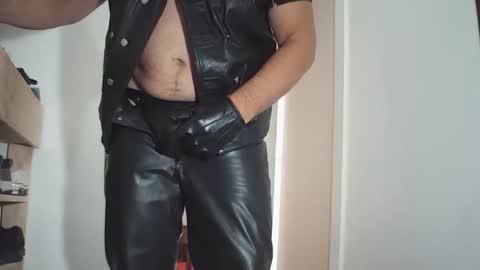 Snapshot of andrex_leather chatting on 05/31/26, 06:09 andrex_leather online show from 05/31/26, 06:09