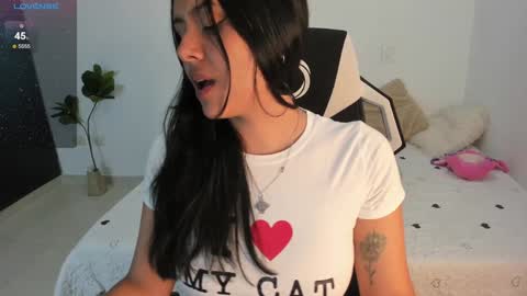 Snapshot of andy05hernandez_ chatting on 01/19/25, 04:33  independet online show from 01/19/25, 04:33