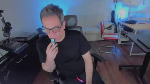 Snapshot of andy0pandi chatting on 10/06/25, 04:21 Andrew online show from 10/06/25, 04:21