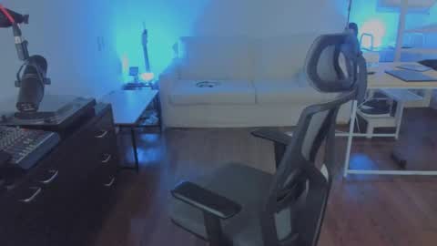 Snapshot of andy0pandi chatting on 11/29/25, 07:44 Andrew online show from 11/29/25, 07:44