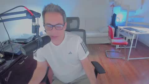 Snapshot of andy0pandi chatting on 12/19/25, 06:04 Andrew online show from 12/19/25, 06:04