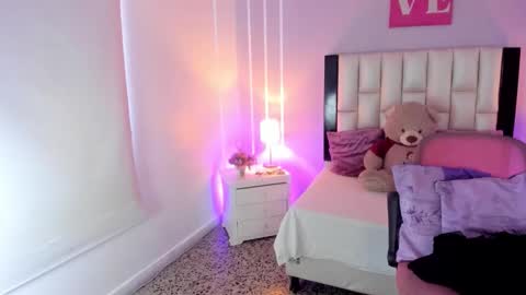 Snapshot of andy_gamboa chatting on 11/12/25, 01:00 Andrea online show from 11/12/25, 01:00