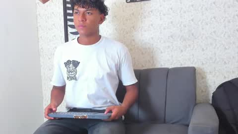 andy_jones7 online show from 09/25/25, 07:39