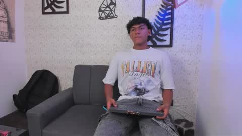 andy_jones7 online show from 10/03/25, 07:33