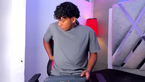 andy_jones7 online show from 10/05/25, 03:16