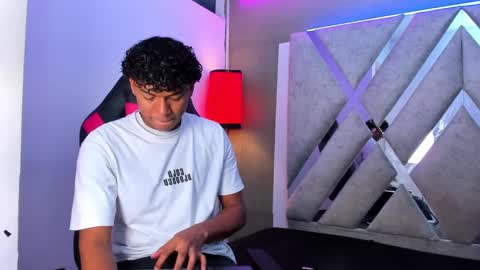 andy_jones7 online show from 10/06/25, 03:26