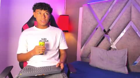 andy_jones7 online show from 10/12/25, 03:27