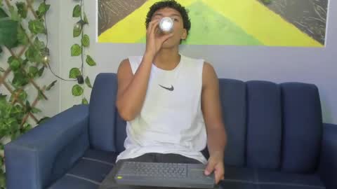 andy_jones7 online show from 10/16/25, 07:48