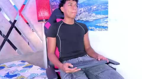 andy_jones7 online show from 10/24/25, 03:47