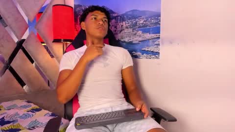 andy_jones7 online show from 10/25/25, 04:09