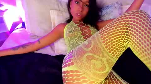 Snapshot of andy_miiller chatting on 10/22/25, 02:28  Andy  online show from 10/22/25, 02:28