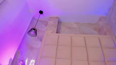 Snapshot of andy_miiller chatting on 10/23/25, 01:43  Andy  online show from 10/23/25, 01:43