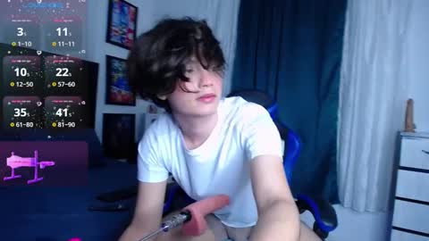 Snapshot of andyboy_19 chatting on 11/17/25, 10:15 andy online show from 11/17/25, 10:15