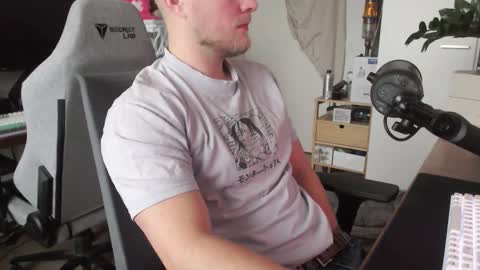 Snapshot of andycandy1994 chatting on 11/13/25, 08:46 andycandy1994 online show from 11/13/25, 08:46