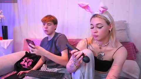 Snapshot of andyjey_ chatting on 10/17/25, 07:27 Mandy and Andy online show from 10/17/25, 07:27