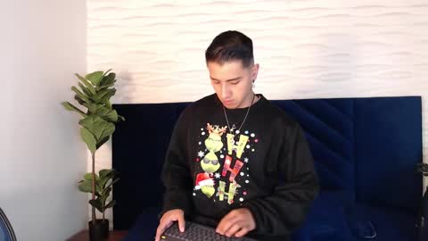 Snapshot of andyjoy_ chatting on 12/22/24, 11:33 Andy Joy online show from 12/22/24, 11:33