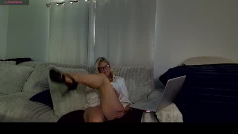 angel01432023 online show from 10/29/25, 05:14