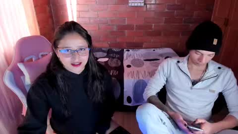 Snapshot of angel_and_yessi chatting on 01/15/25, 10:24 Angel y Yessi online show from 01/15/25, 10:24