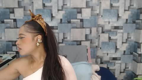 Snapshot of angel_dthroat chatting on 12/15/25, 12:09 ANGHEL online show from 12/15/25, 12:09